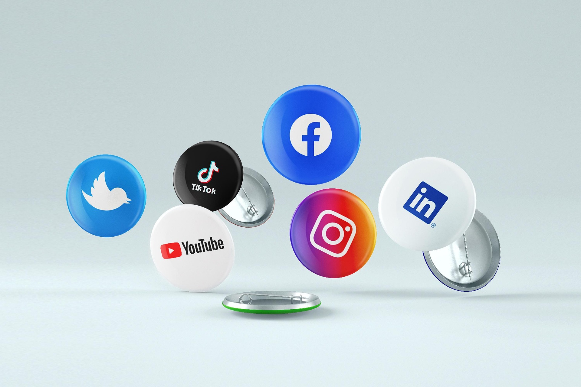 tous les réseaux sociaux Facebook Tik Tok Linkedin YouTube Instagram X capsule vidéo