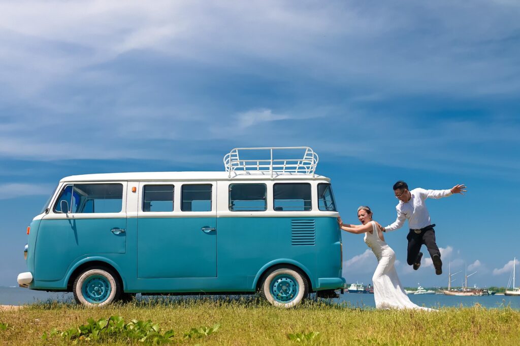 créer une ambiance dans un mariage, un séminaire, une réunions d'amis grâce à une vidéo drôle sous forme d'hommage